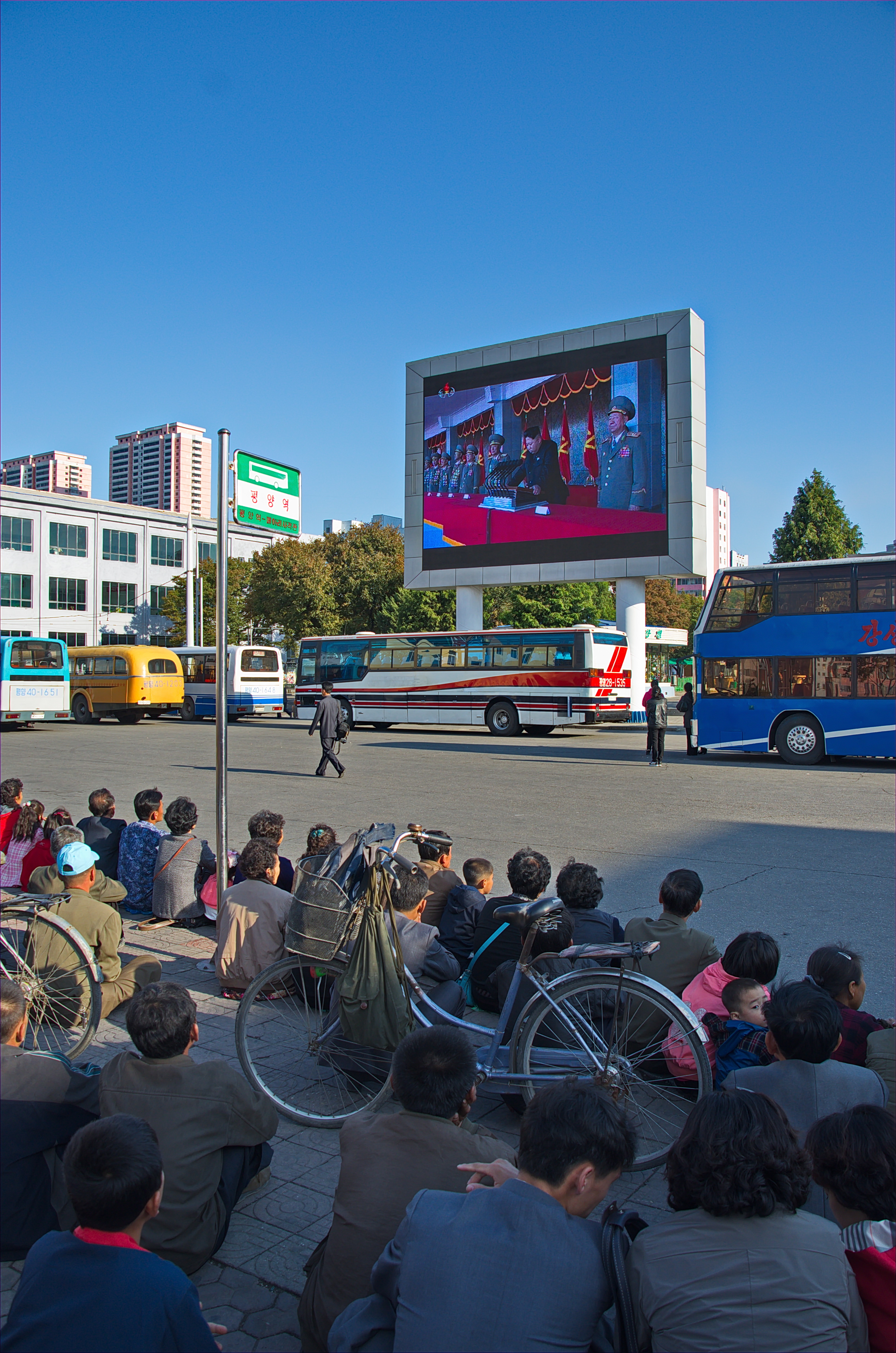 Kim Dzong Un i Triumf Piłki: Jak Północnokoreańskie Piłkarki U-17 Zmieniają Oblicze Propagandy!