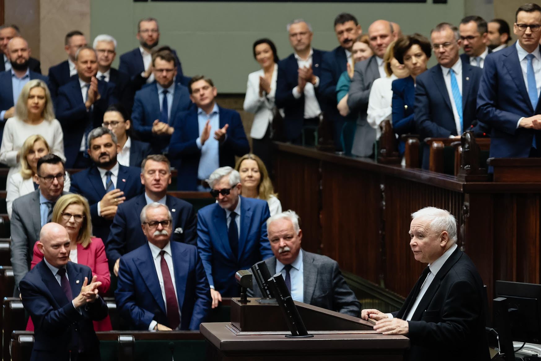 Jarosław Kaczyński w obronie Ziobry: Analiza strategii politycznej i możliwych scenariuszy