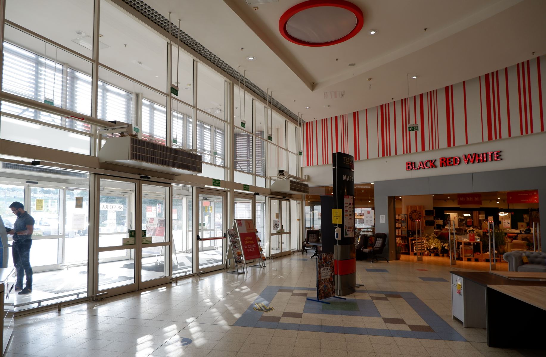 Gigant meblowy w kryzysie: Dogłębna analiza restrukturyzacji i zwolnień w Black Red White