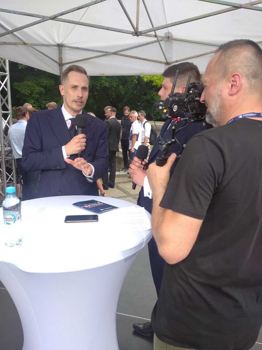 Nerwowa reakcja posła Konfederacji. Analiza kryzysu wizerunkowego po incydencie w IKEA