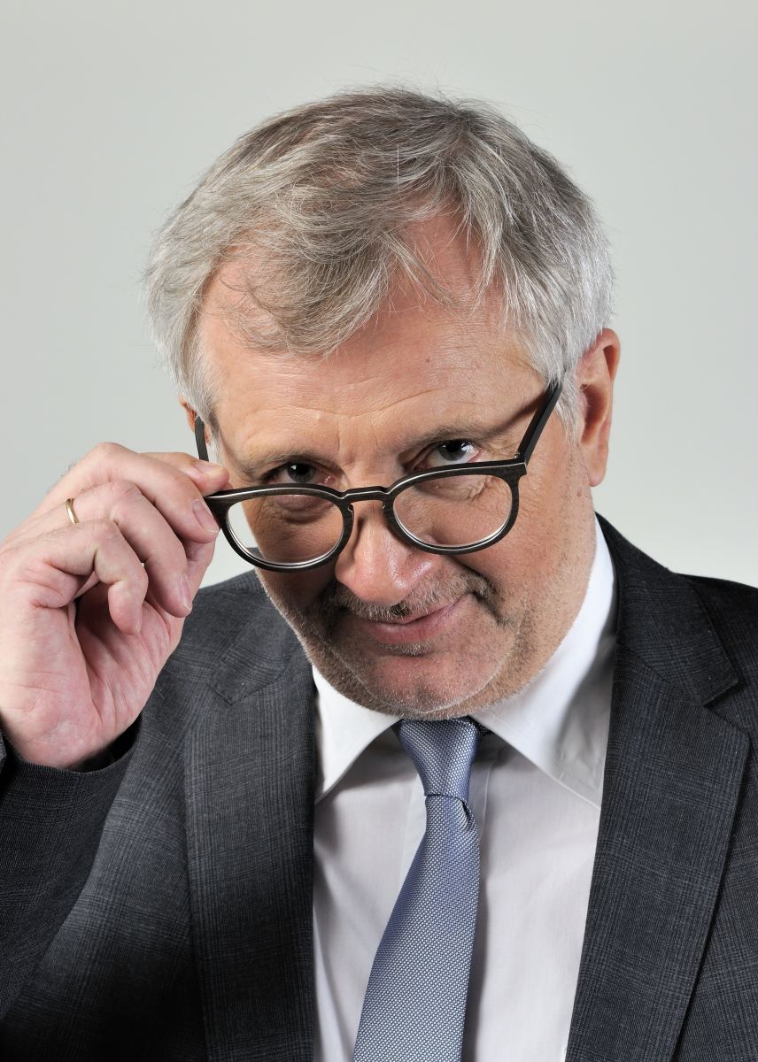 Błogosławił ziemię, a dziś zarządza Sejmem. Analiza powrotu Marka Siwca do polityki