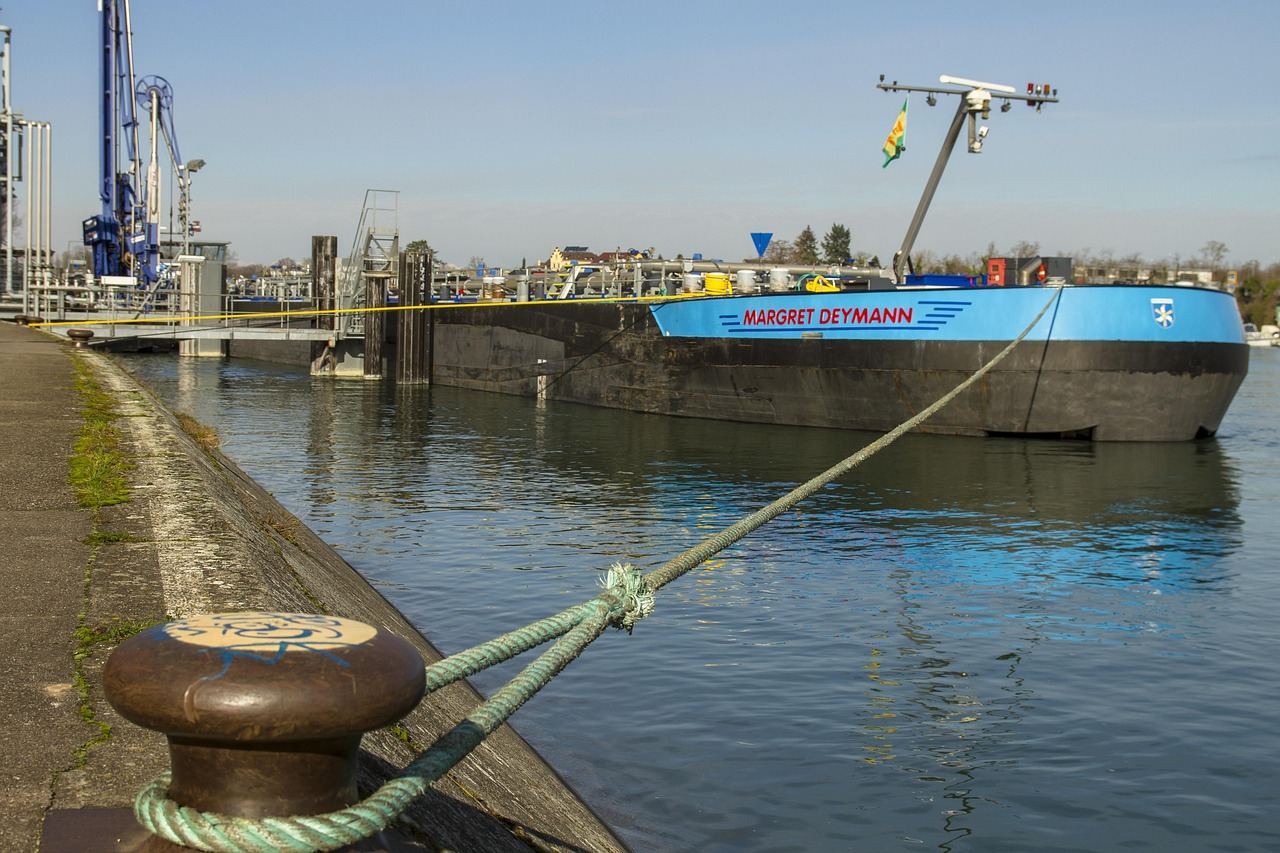 Tonie tankowiec z rosyjską ropą: Analiza ryzyka i konsekwencji rynkowych