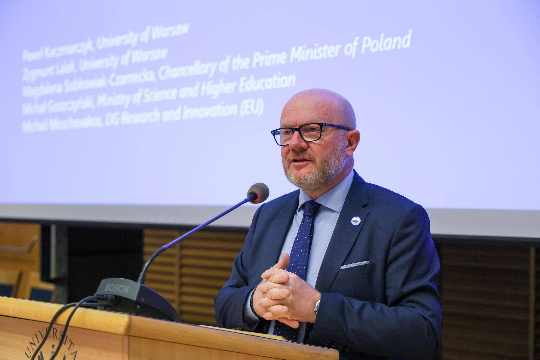 Dymisja w rządzie Tuska: Analiza odejścia kluczowego wiceministra i przyszłość polityki migracyjnej