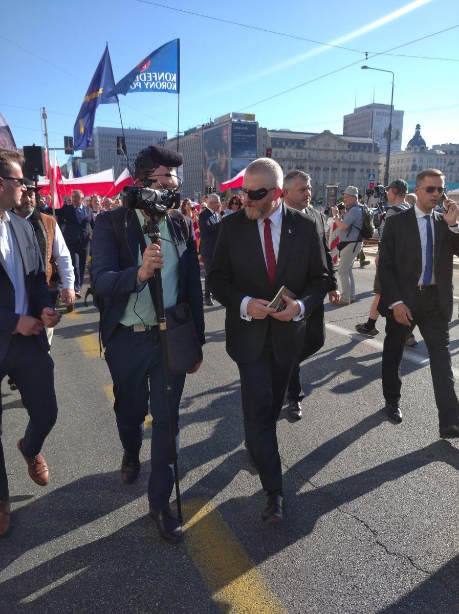 Delegalizacja partii Grzegorza Brauna: Analiza prawna, polityczne ryzyko i potencjalne skutki