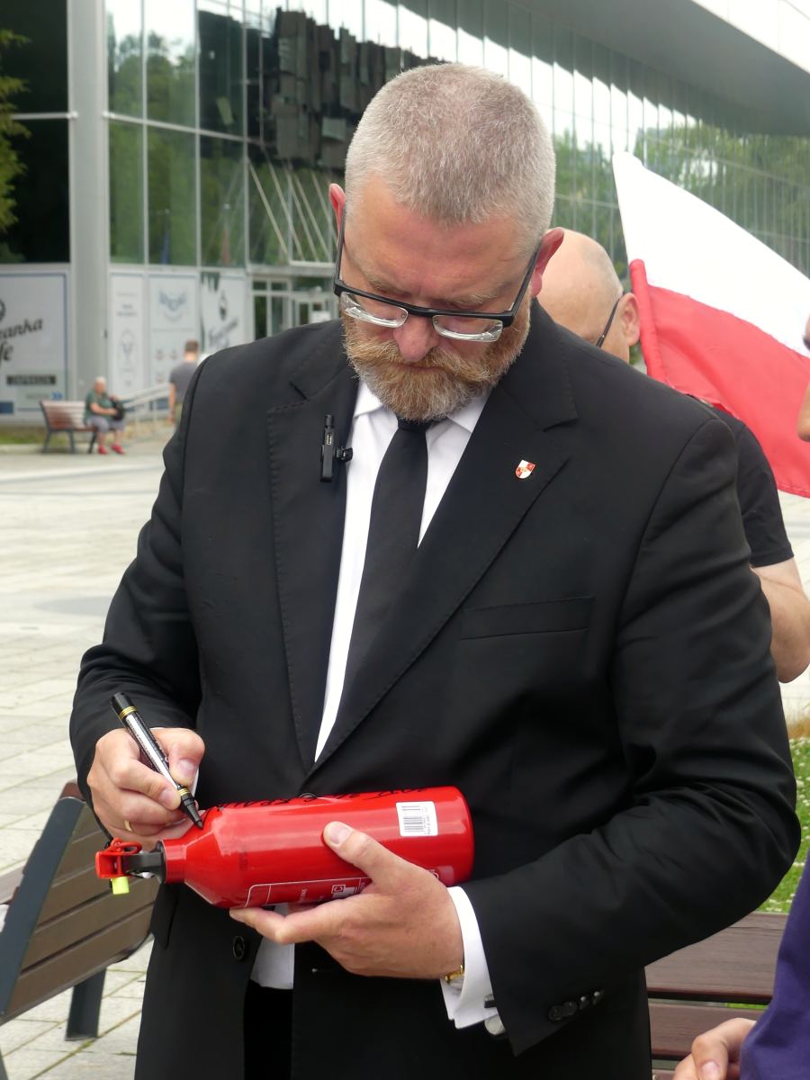 Kim jest elektorat Grzegorza Brauna? Analiza po spotkaniu z Januszem Walusiem