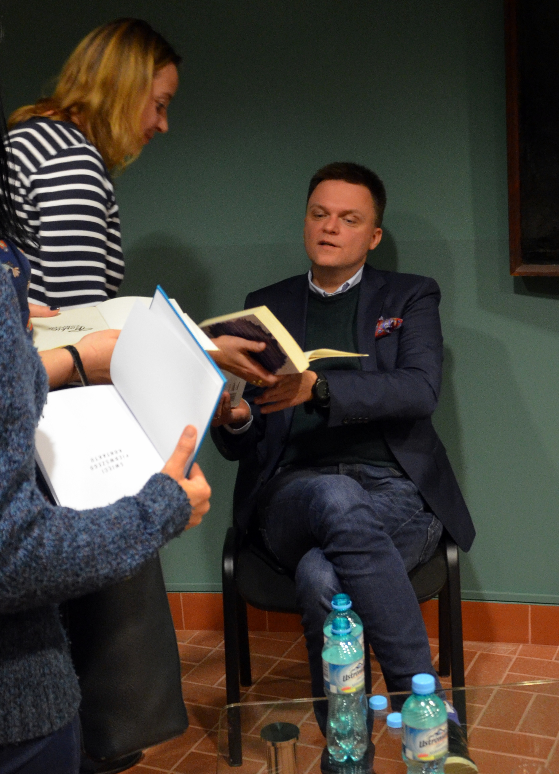 Doły w Polsce 2050 wrą. Przyszłość partii na rozdrożu w cieniu międzynarodowych ambicji lidera