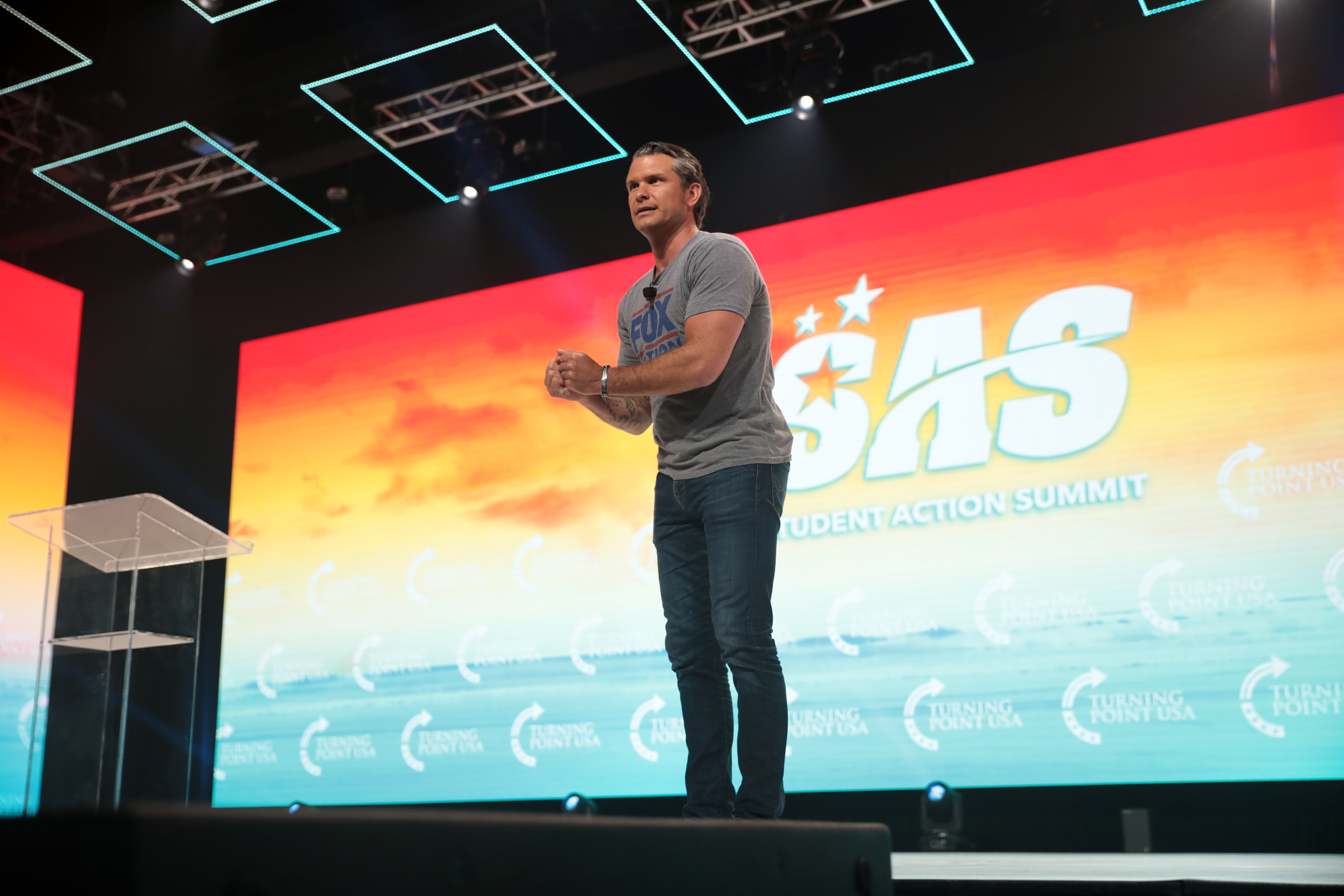 Pete Hegseth i Zmiana Paradygmatu: Koniec Ery Utopijnego Idealizmu w Polityce USA