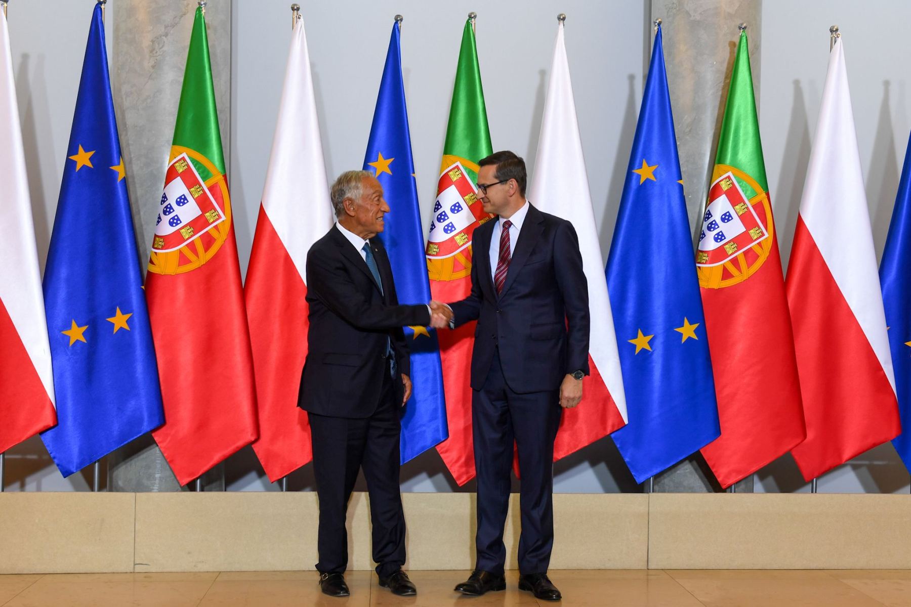 Wojna o przyszłość PiS: Co dalej z Mateuszem Morawieckim? Analiza sytuacji po wyborach