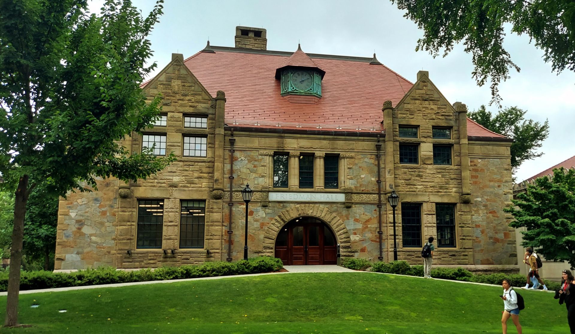 Strzelanina na Uniwersytecie Browna: Relacja na Żywo i Analiza Sytuacji