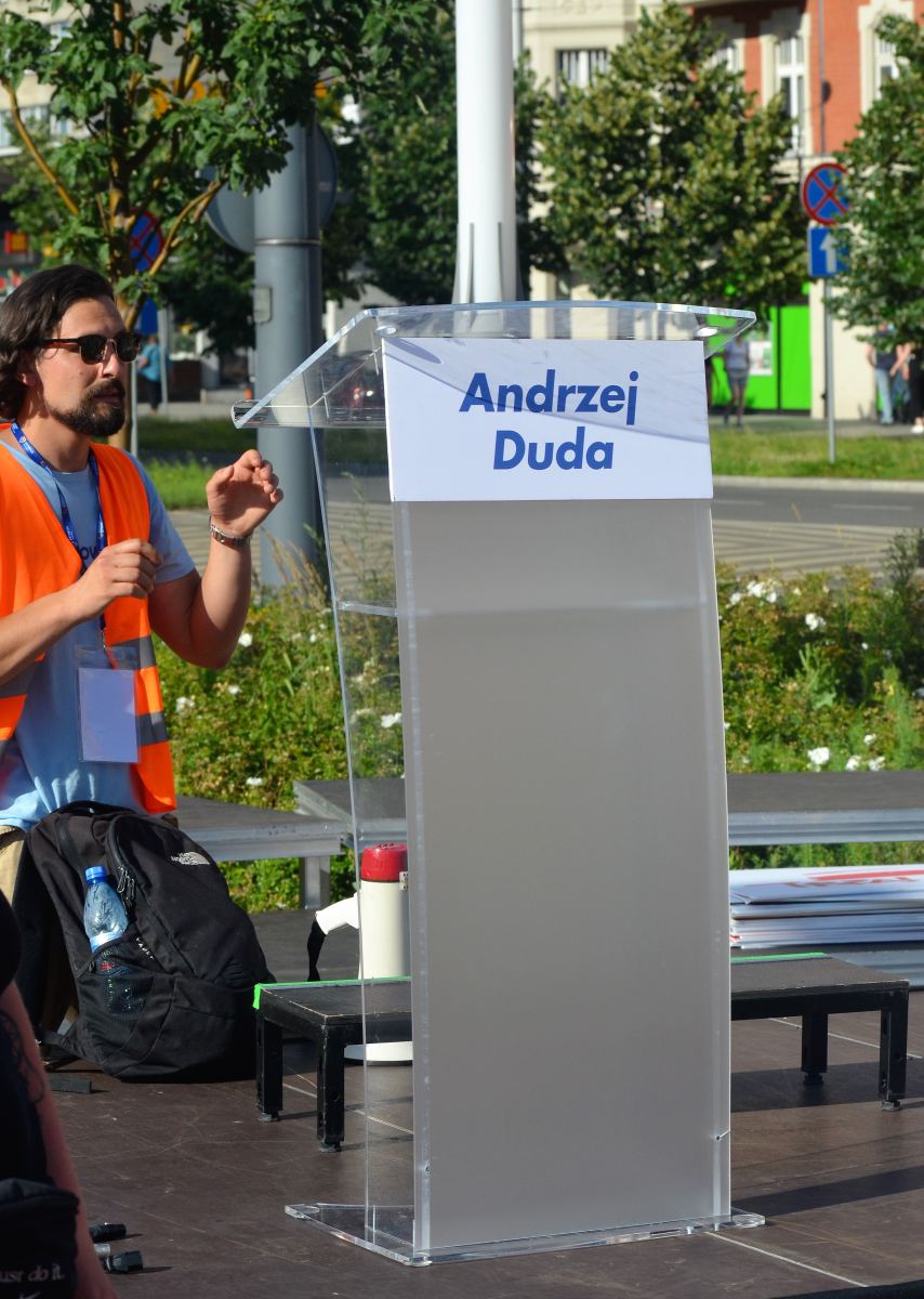 Kontrowersje wokół MiG-29: Radosław Sikorski wzywa Andrzeja Dudę do wyjaśnień