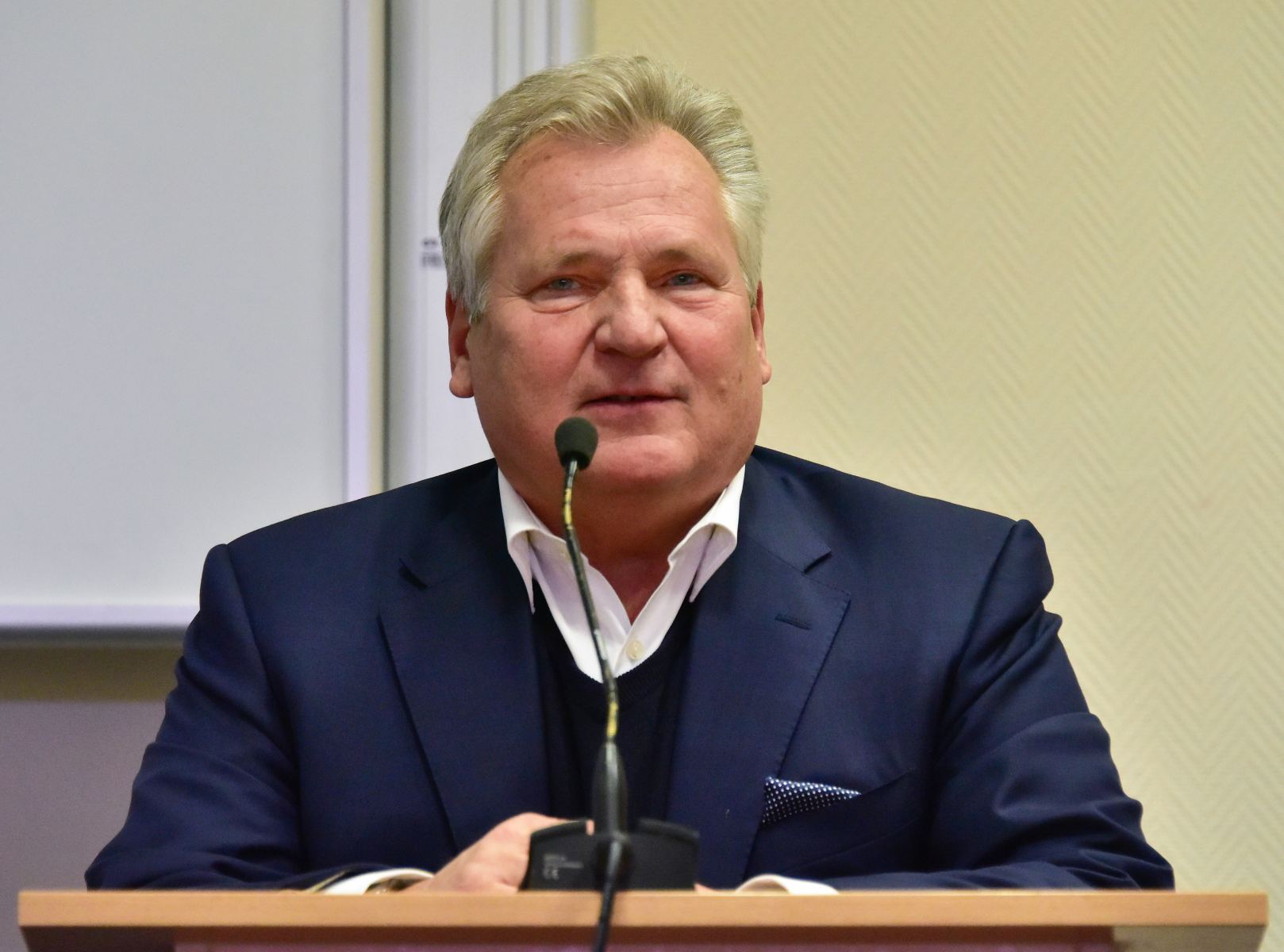 Kontrowersje wokół rocznicy stanu wojennego: Reakcja Aleksandra Kwaśniewskiego na wypowiedź Karola Nawrockiego