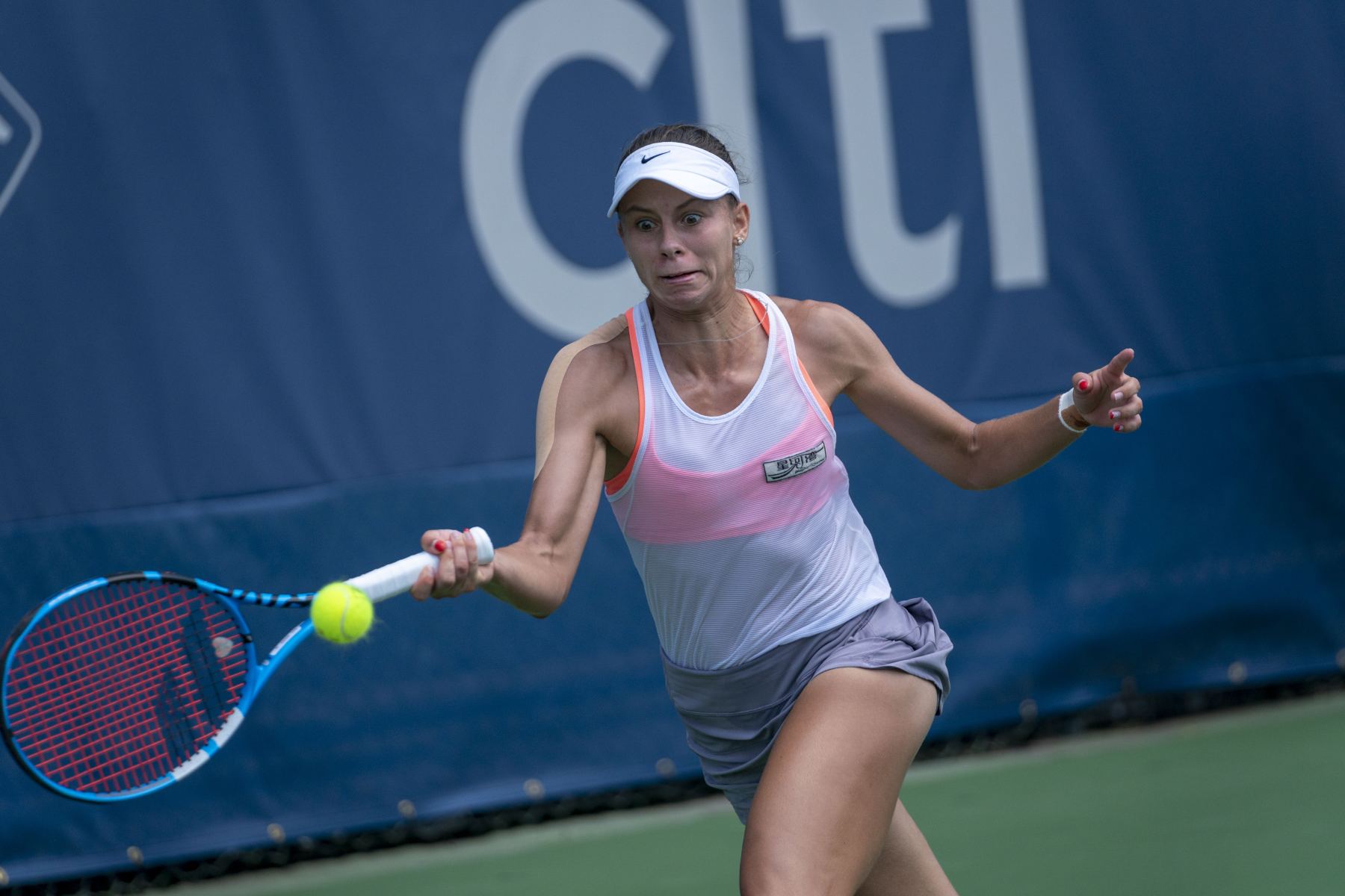 Magda Linette: Słodko-gorzki dzień w World Tennis League – porażka w singlu, triumf w deblu!