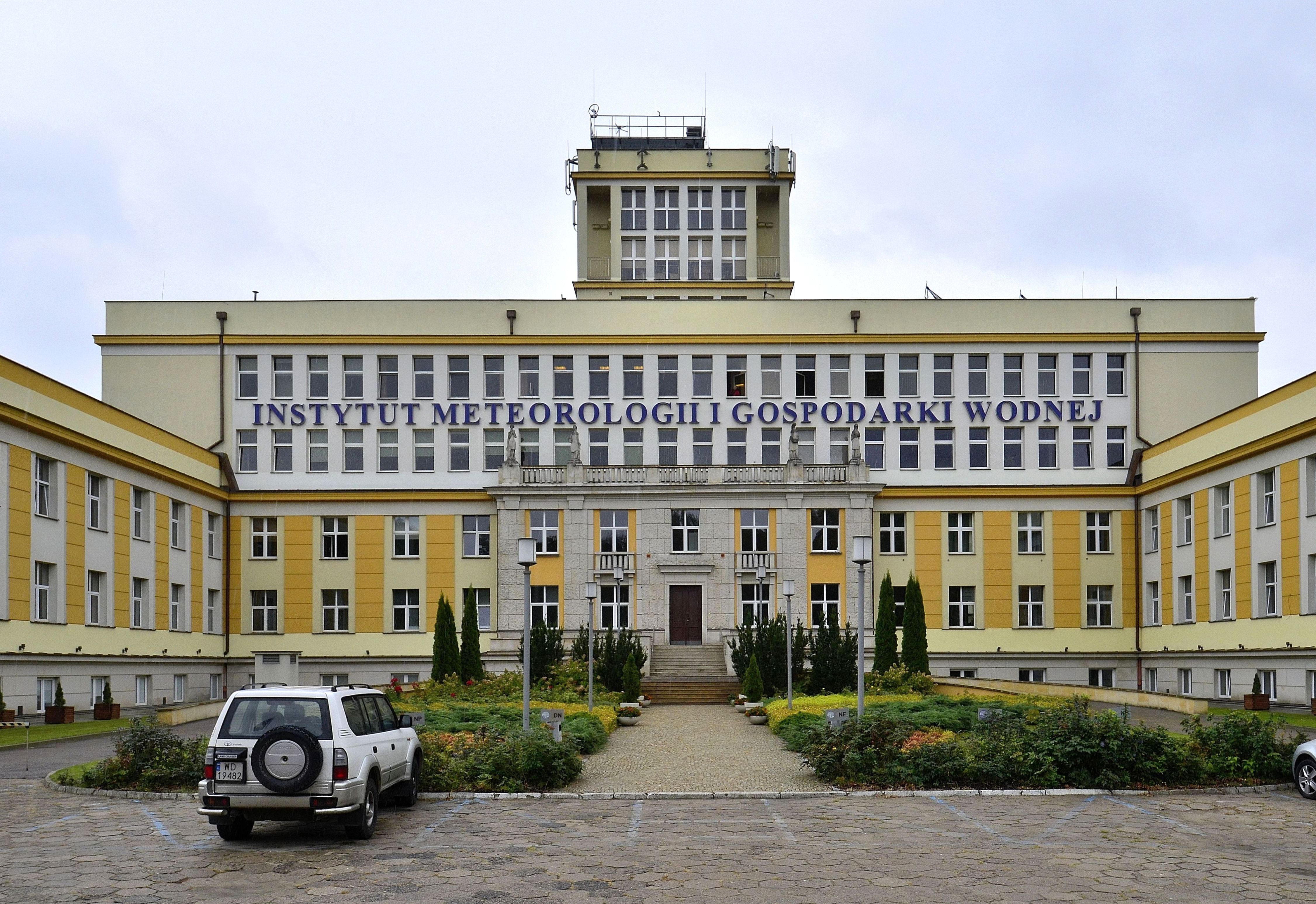 IMGW ostrzega przed wyjątkowo gęstą mgłą w wielu regionach Polski