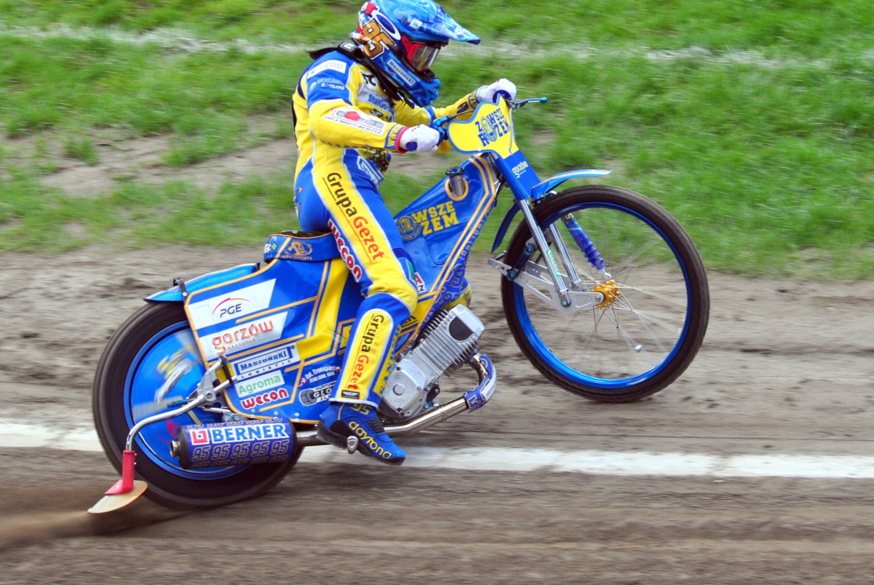 Żużlowa Ikona w Rozkwicie: Jak <b>30-latek</b> Bartosz Zmarzlik Podbija Świat i Buduje Rodzinne Szczęście