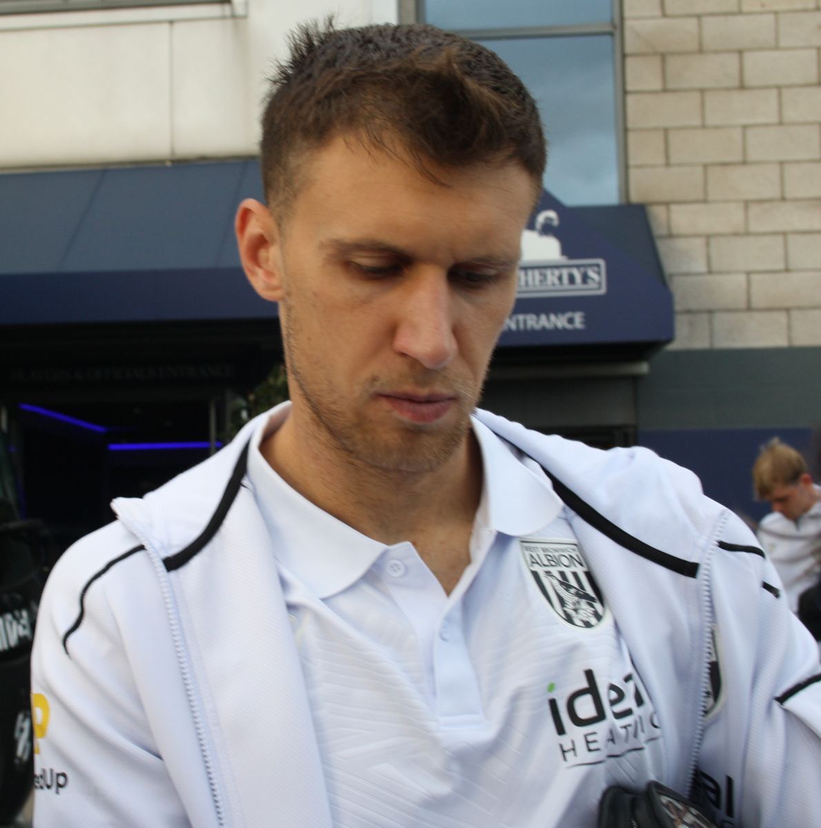 Krystian Bielik Znowu Kontuzjowany! Trener Mason przekazał Niepokojące Wieści