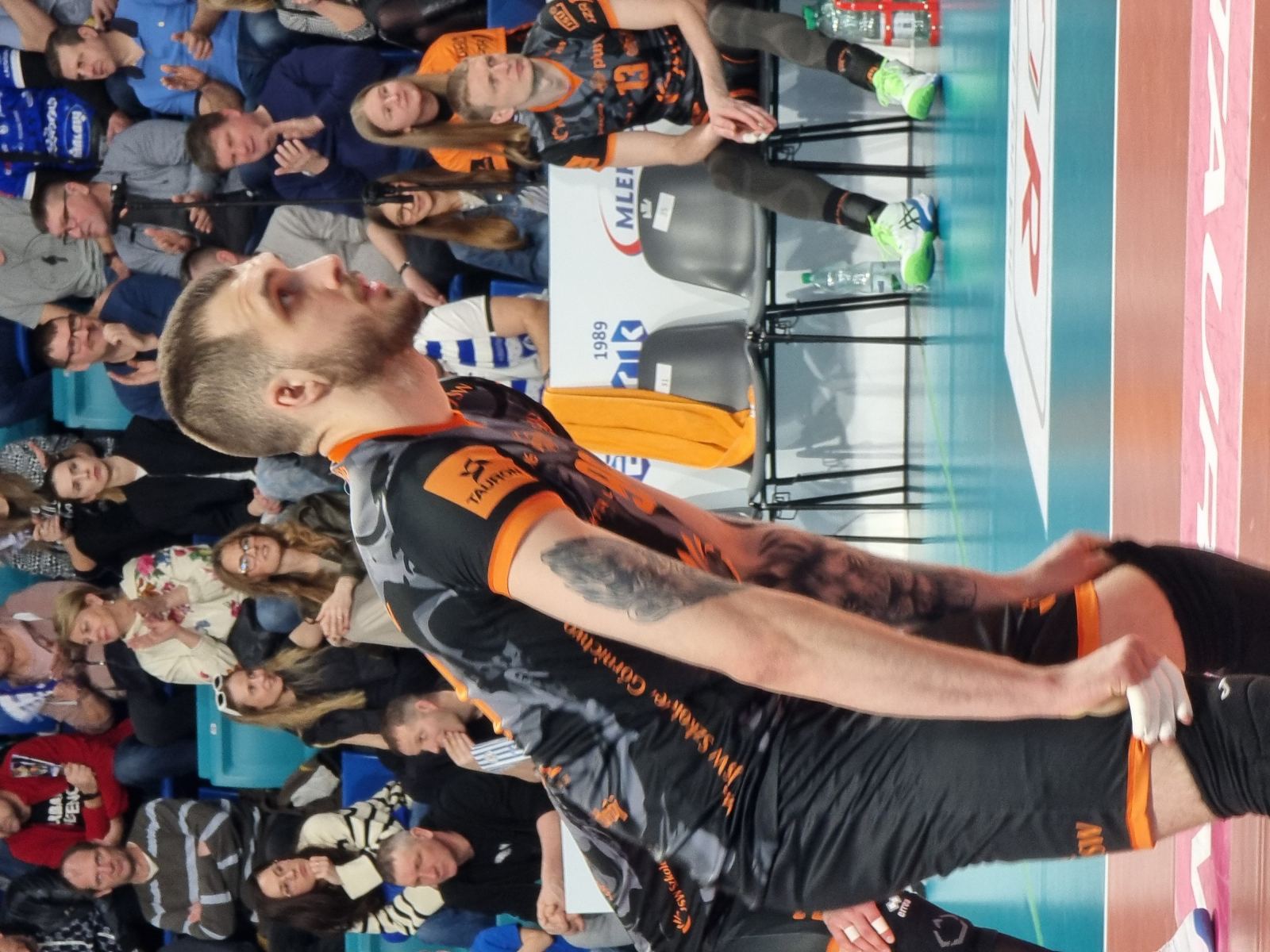 Sensacja w Kraju Kwitnącej Wiśni! Polski Siatkarz Zdobycza Puchar Cesarza!