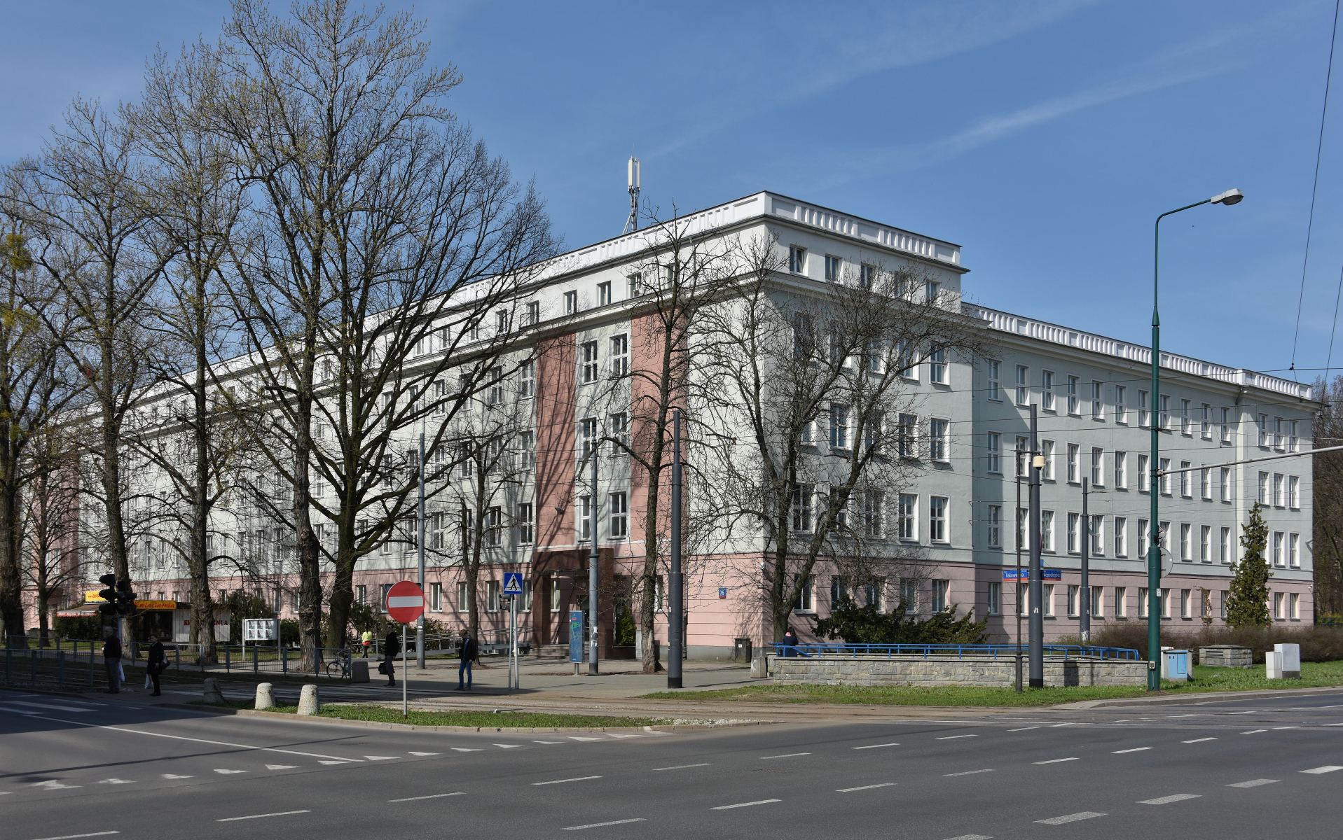 Skąd biorą się problemy w polskiej służbie zdrowia? Analiza finansowania i nadwykonań