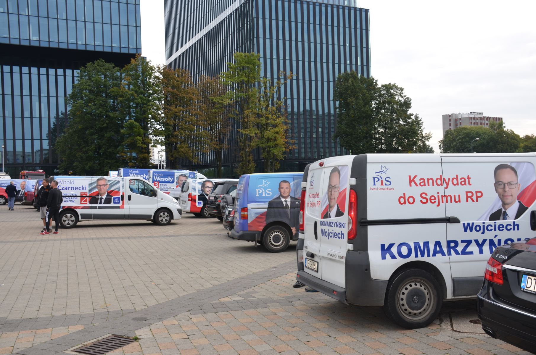 Pis w kryzysie? Rosnąca siła skrajnej prawicy i wewnętrzne podziały zagrażają partii Kaczyńskiego