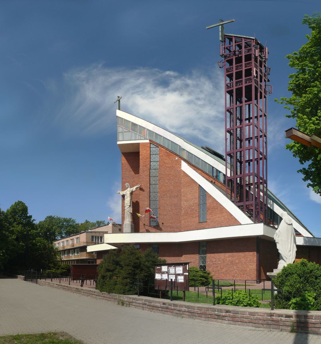 Lublin: Opanowano poważny pożar kościoła Najświętszego Serca Jezusowego