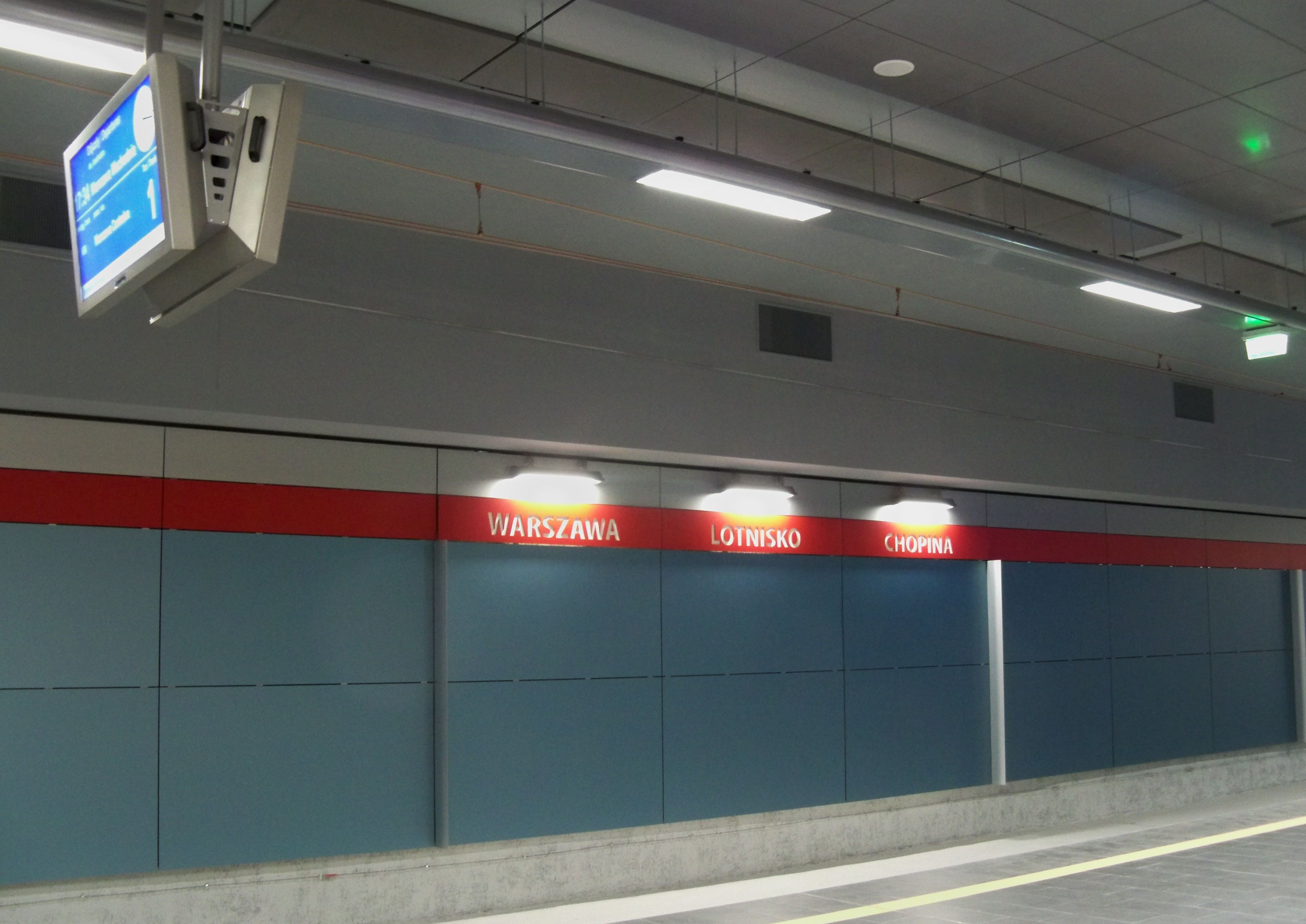 Zima w Warszawie: Opóźnienia na Lotnisku Chopina z powodu odladzania samolotów