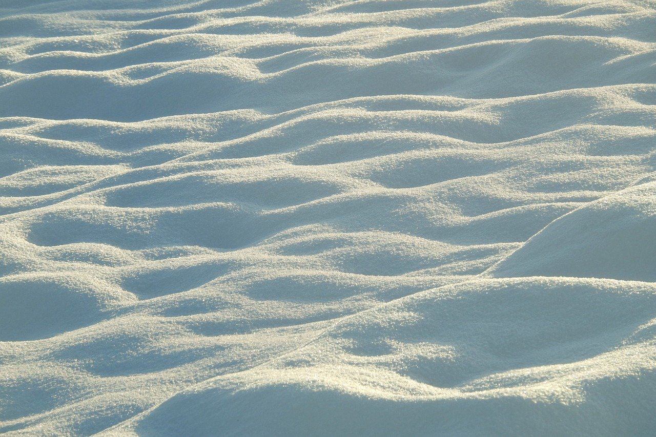 Pilny alert IMGW: Intensywne opady śniegu i zamiecie w Polsce – sytuacja z 6 grudnia 2025 roku