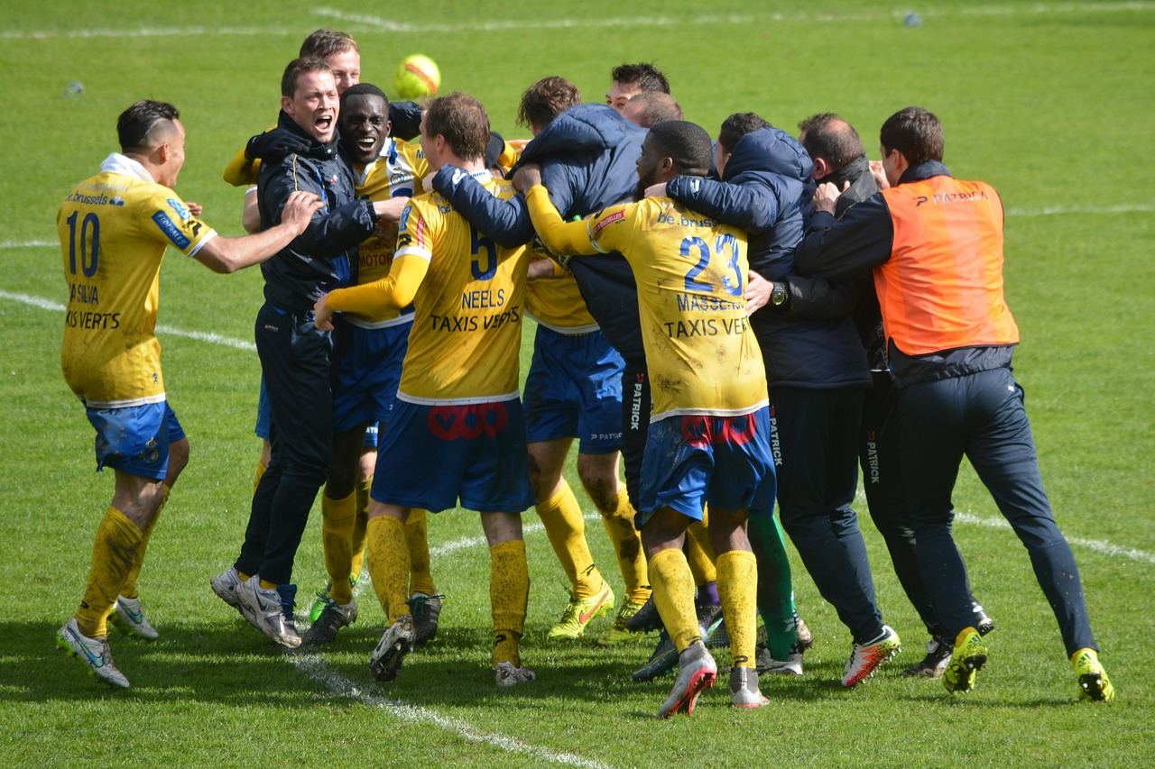 Radosna drużyna piłkarska świętuje gol, piłka nożna.