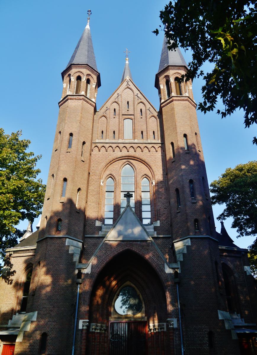 Amsterdam: Płonie zabytkowa wieża Vondelkerk – ewakuacja mieszkańców, poważne zniszczenia