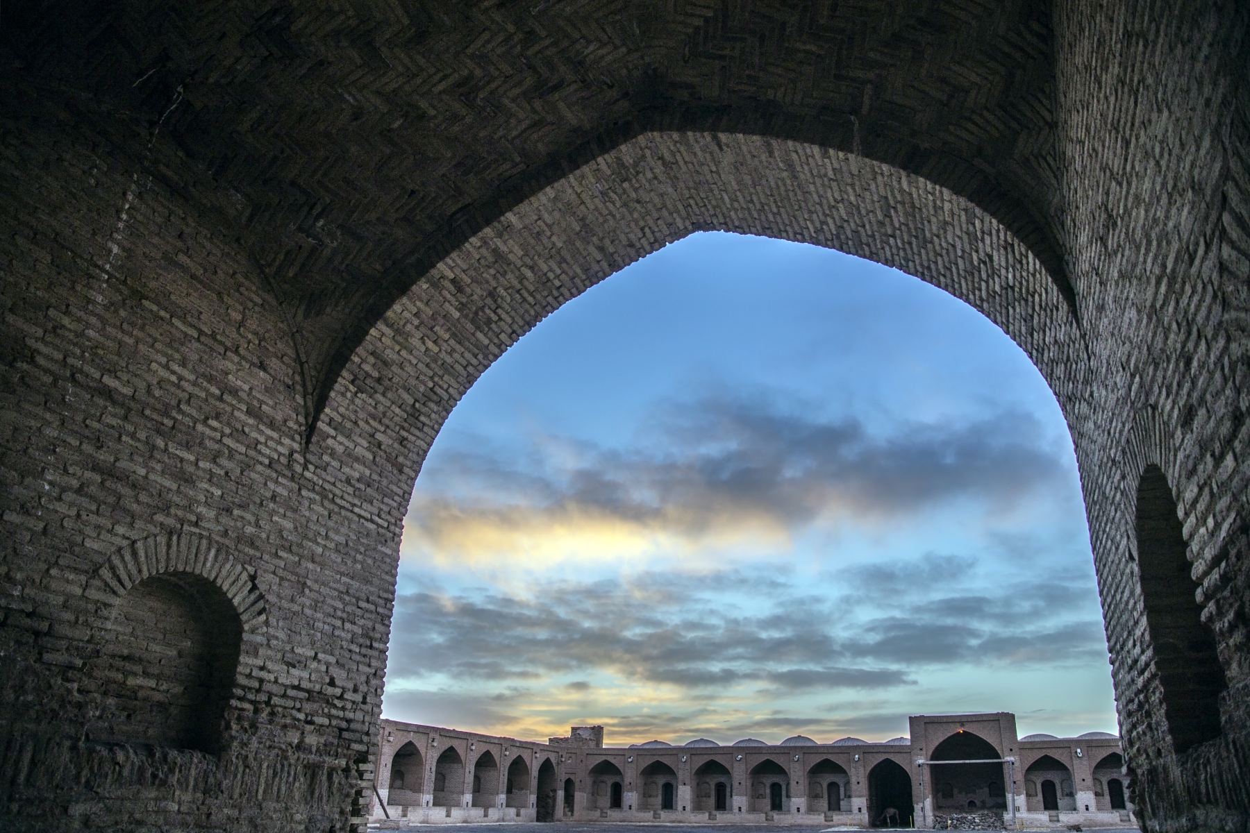 Iran w Ogniu Protestów: Eskalacja Napięć i Ofiary Śmiertelne