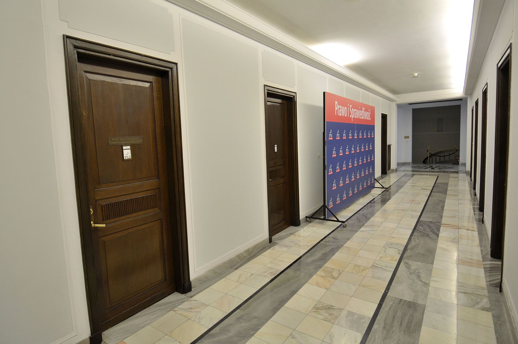 PiS a kryzys w Stadninie Koni w Janowie Podlaskim: Analiza finansowa i polityczna