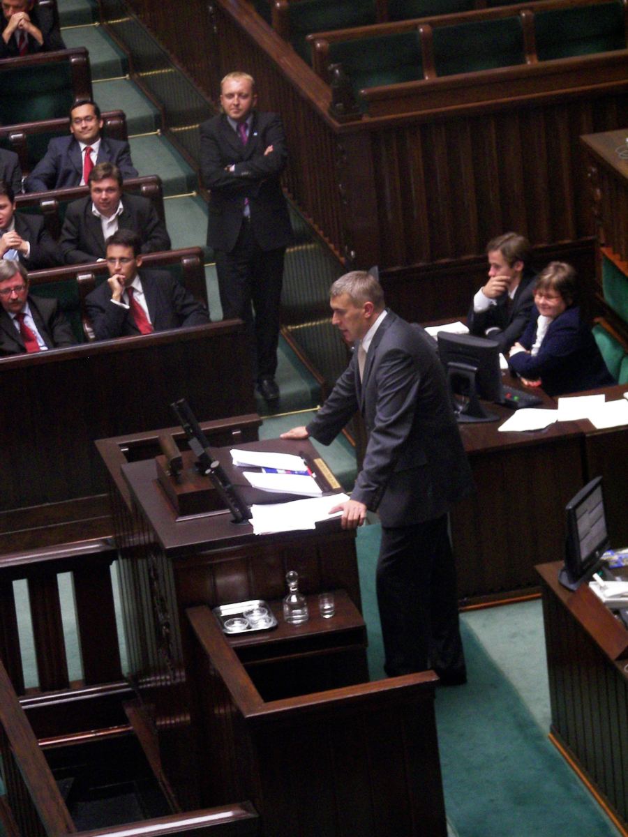 Roman Giertych Zawiadamia Prokuraturę w Sprawie Wpisu Naczelnego TV Republika: Analiza i Konsekwencje