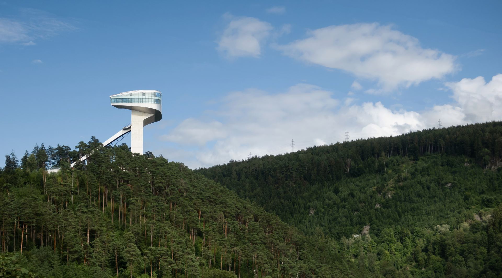 Chwile Grozy w Innsbrucku: Dramatyczny Wypadek Przed Konkursem Turnieju Czterech Skoczni
