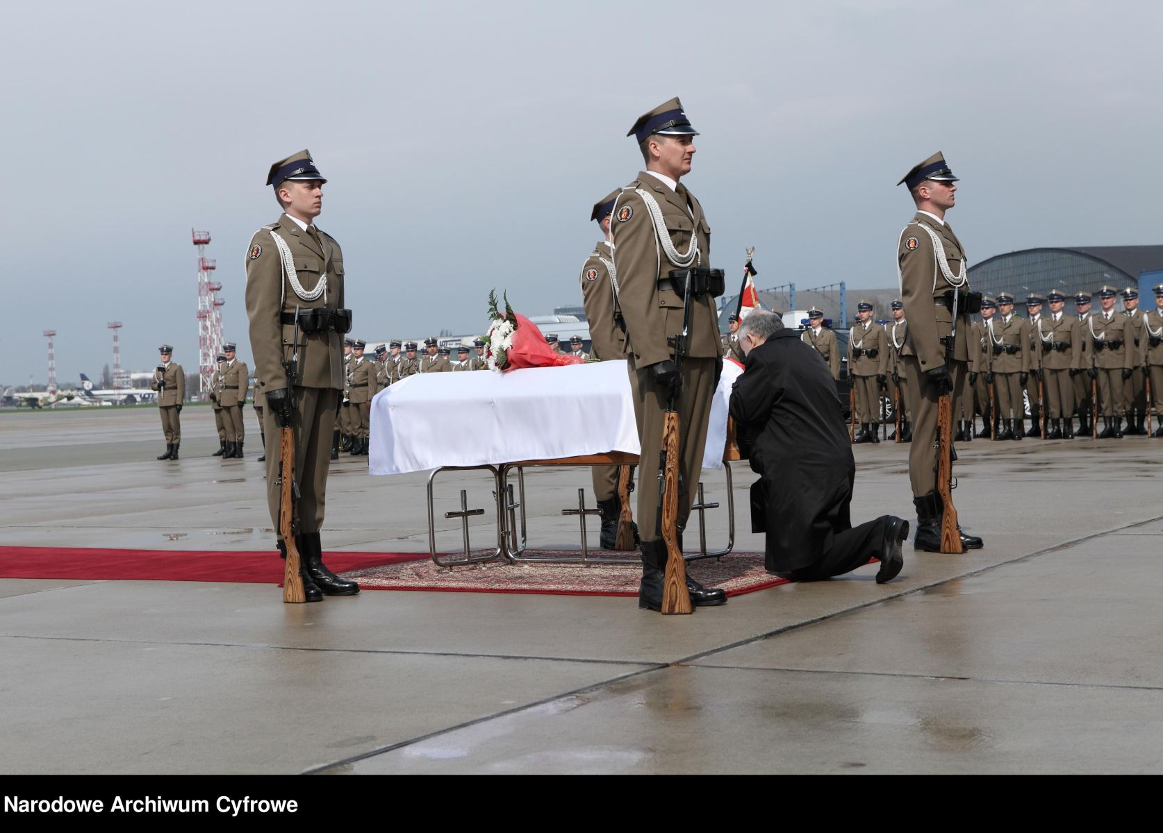 Kaczyński zagłuszony przez krzyki podczas uroczystości smoleńskiej