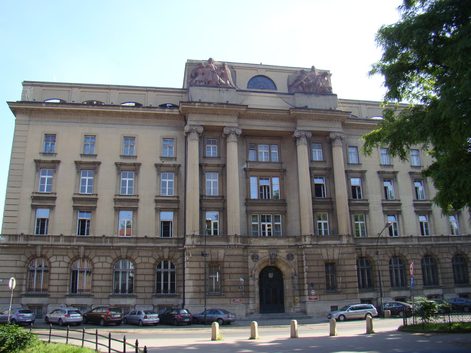 Narodowy Bank Polski Zwiększa Rezerwy Złota do 700 Ton – Analiza Decyzji i Skutków