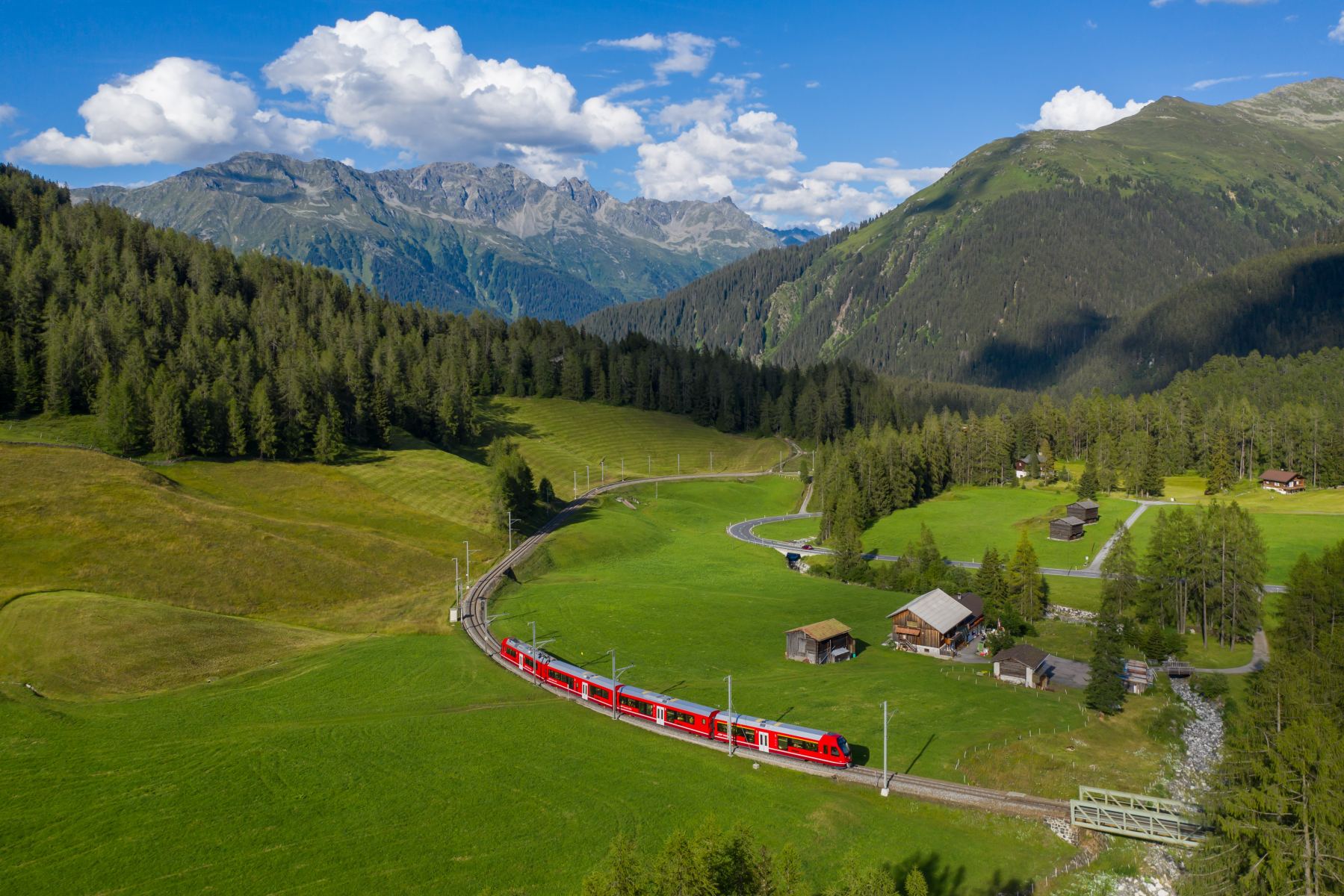Krajobraz Davos: pociąg w szwajcarskich Alpach
