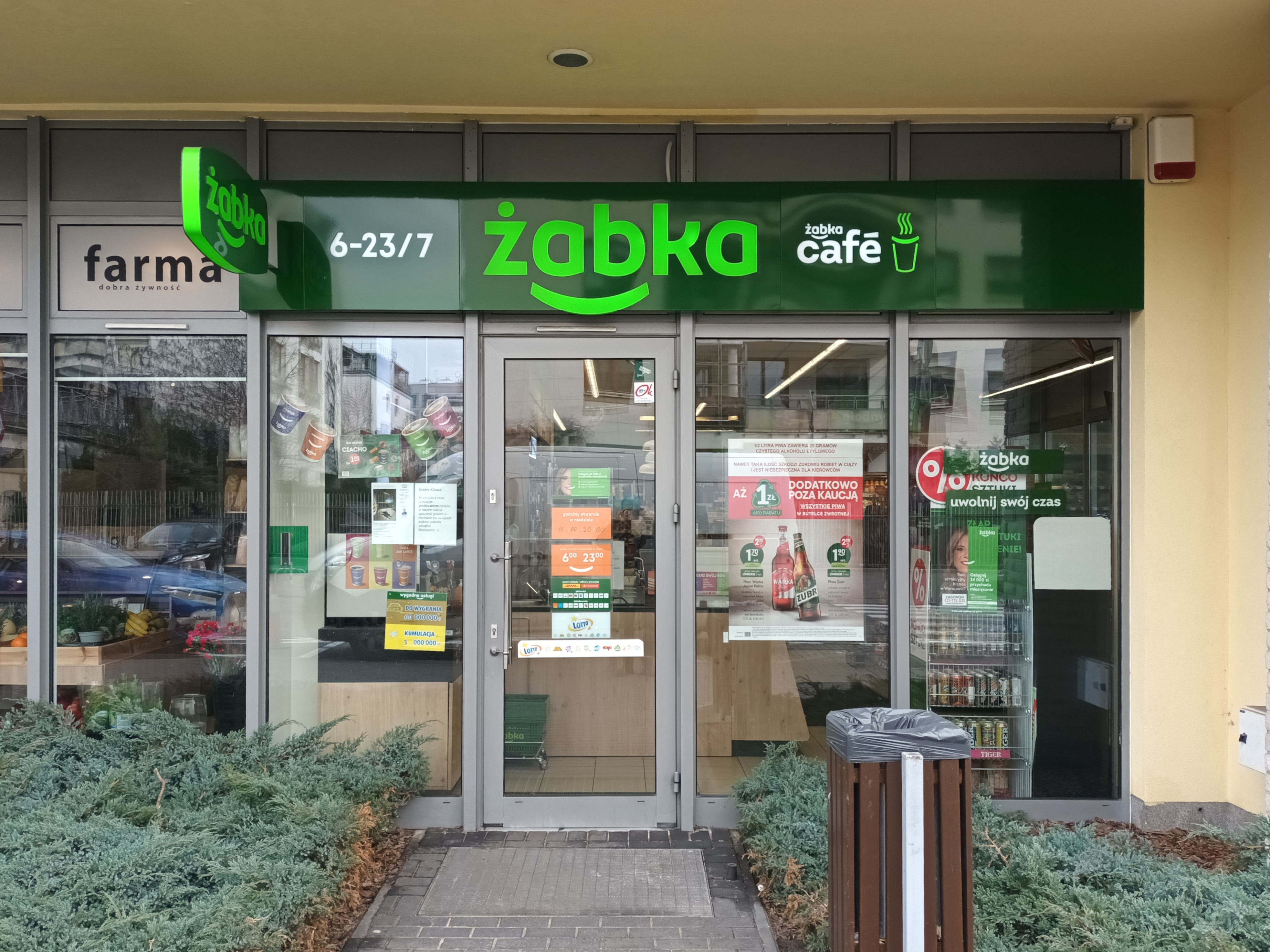 Żabka wprowadza innowację – <b>automat do personalizowanych napojów w Poznaniu</b>