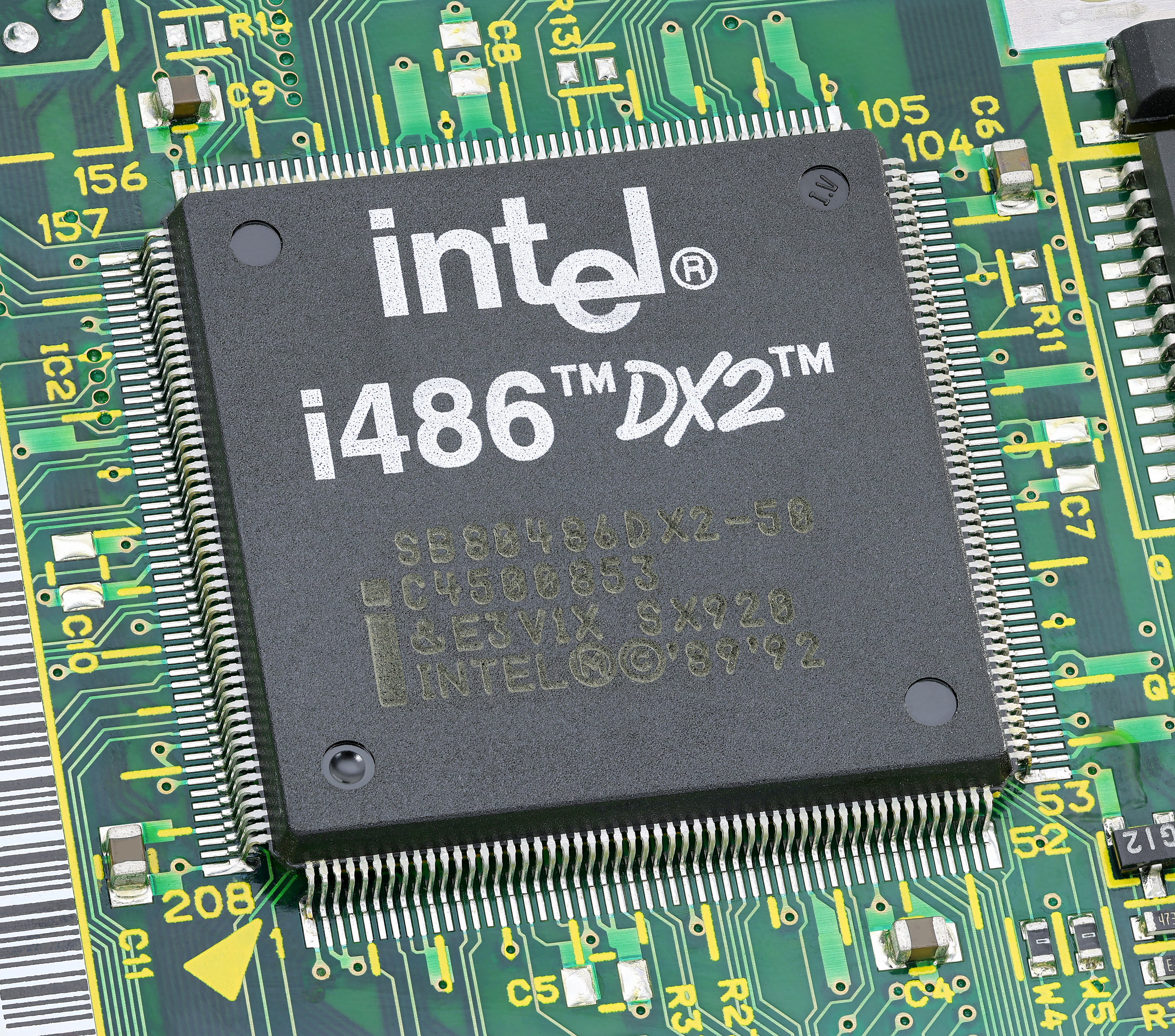 Intel odzyskuje pozycję: Analiza gwałtownego wzrostu wartości akcji