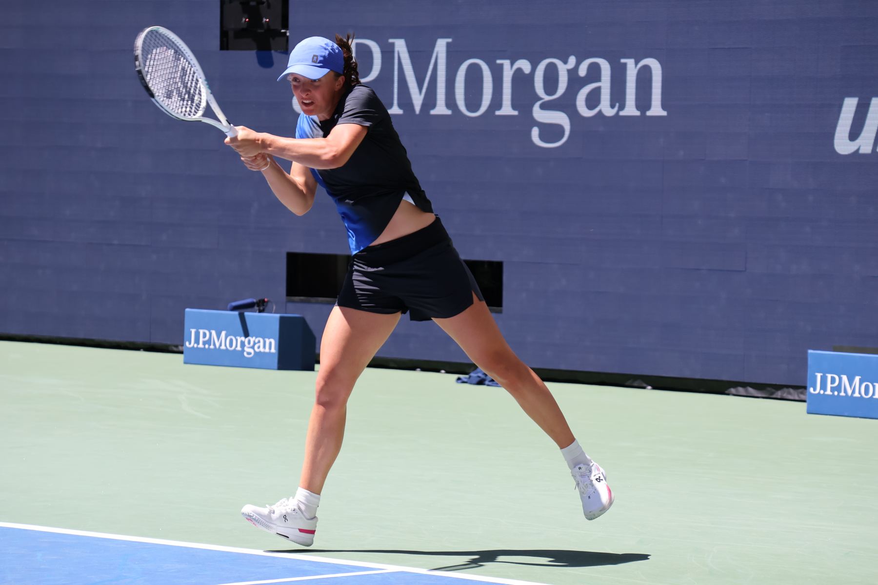 Iga Świątek w Podwójnej Roli: Kelnerka i Gwiazda Kortu w Melbourne!