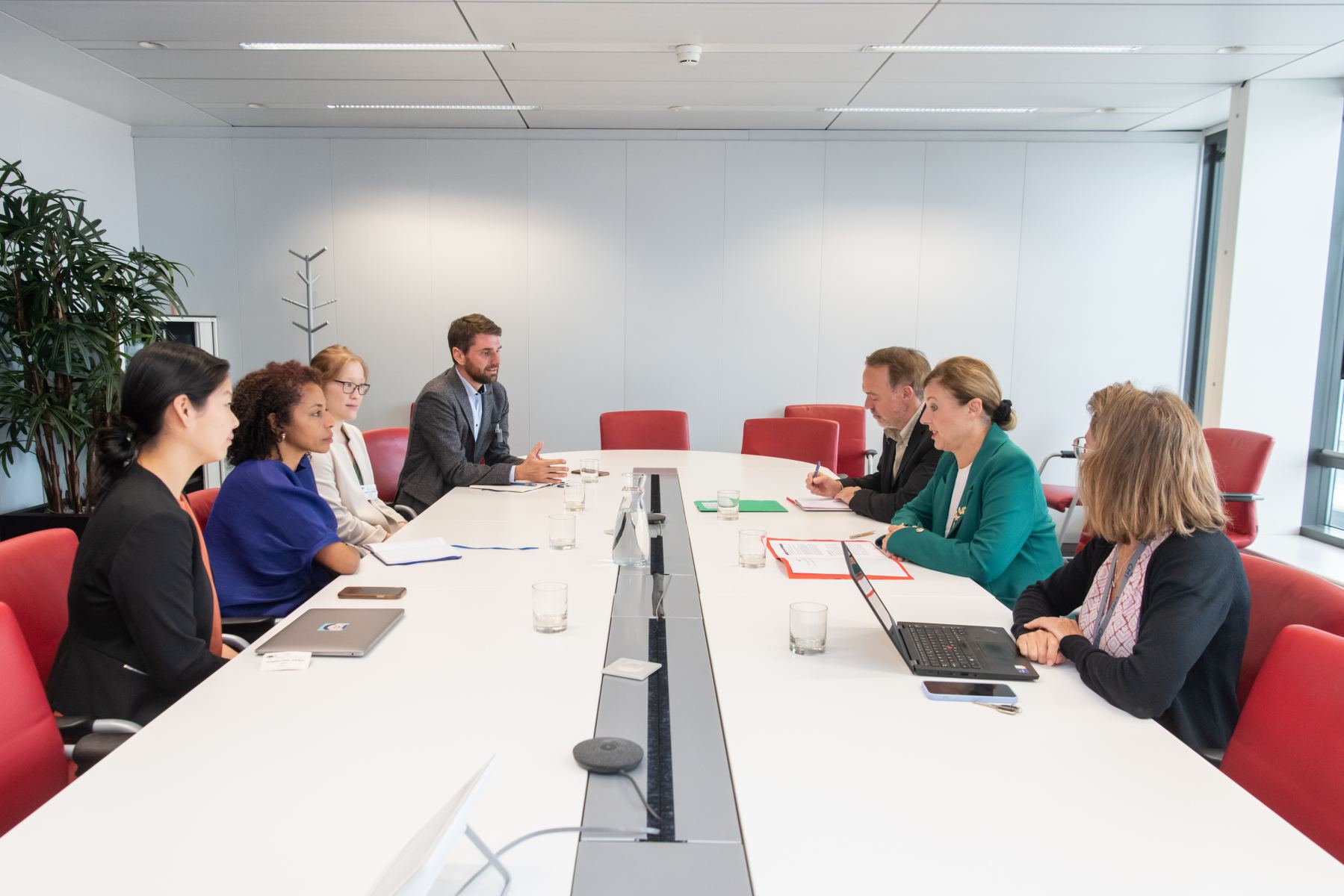 OpenAI wprowadza reklamy do ChatGPT: Analiza strategicznej zmiany