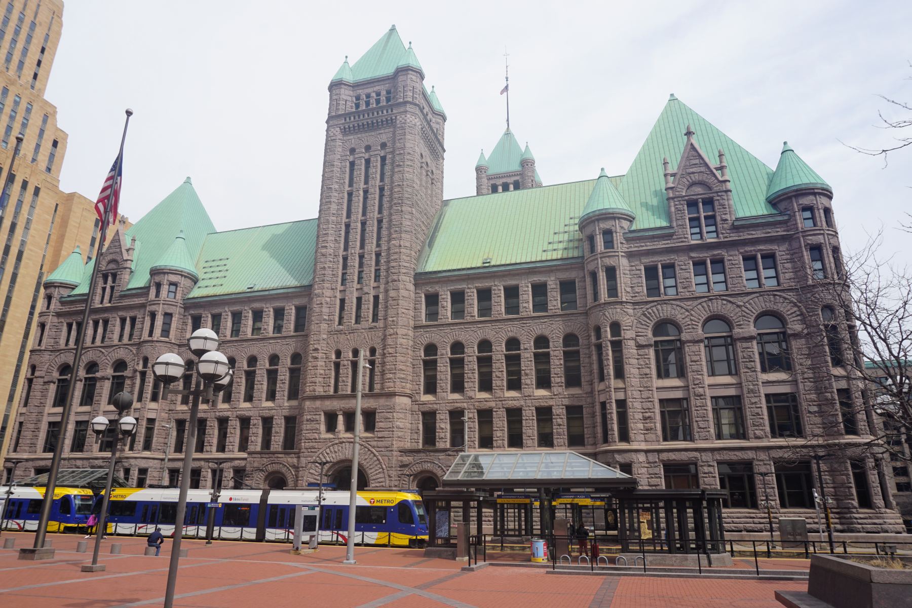 Kontrowersje wokół Minneapolis: Dowódca Straży Granicznej opuszcza miasto po zastrzeleniu pielęgniarza