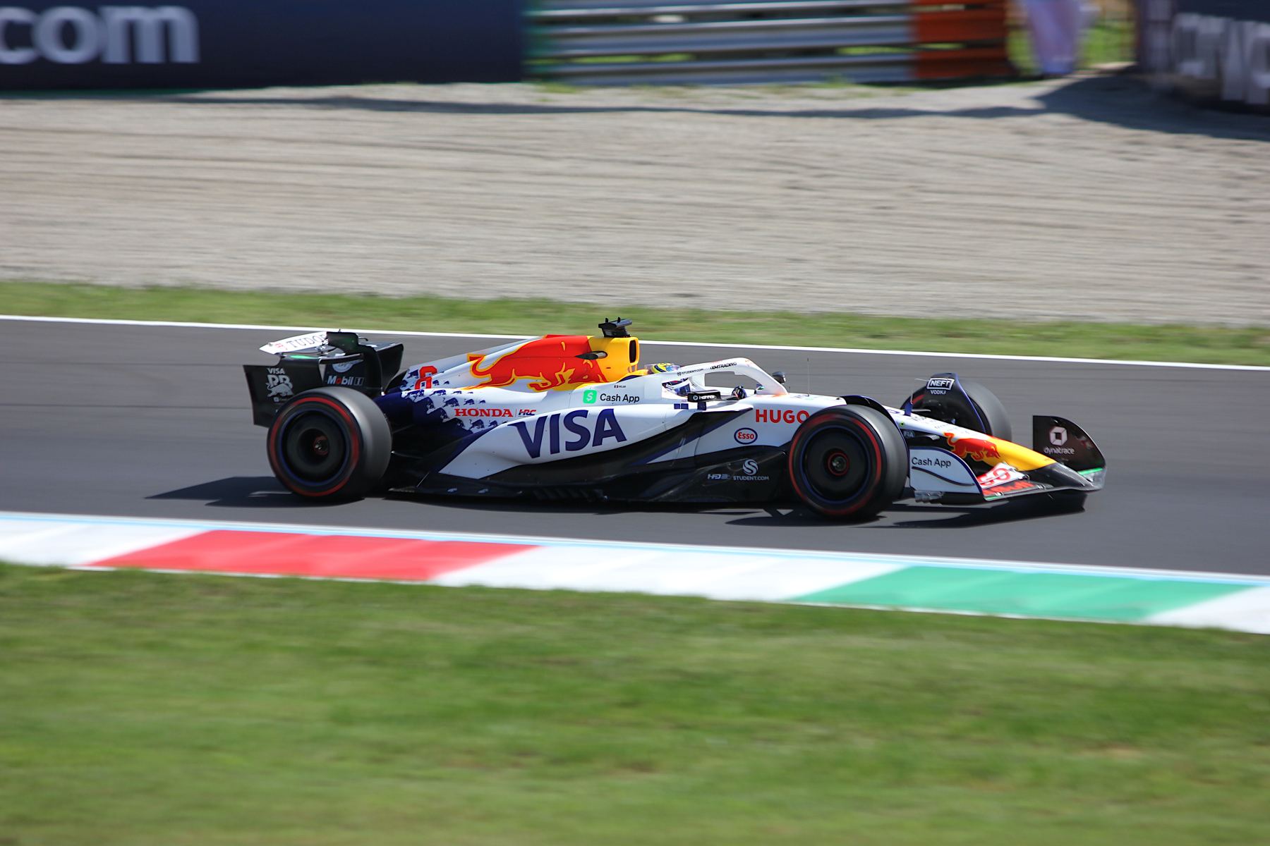 Dramat w Barcelonie: Testy Red Bull Racing zagrożone po kraksie Isacka Hadjara