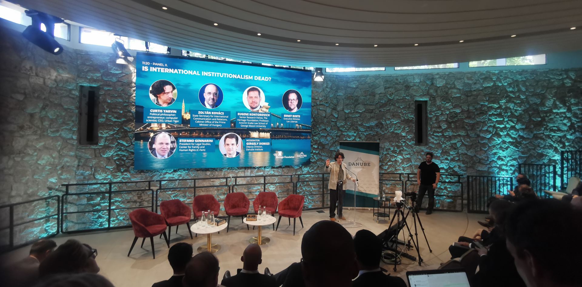 Wzrost Wpływów Kurtysa Yarvina i Rewizja Liberalnego Porządku: Analiza Zjawiska “Mrocznego Oświecenia”