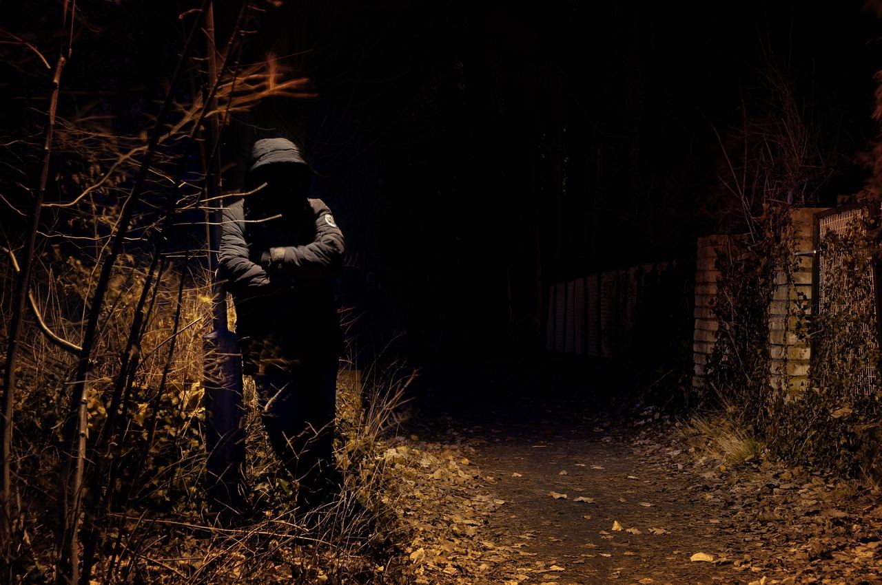 Tragiczne wydarzenia w Raciążu: 29-latek doprowadzony do prokuratury w Płońsku w sprawie zabójstwa dziadków