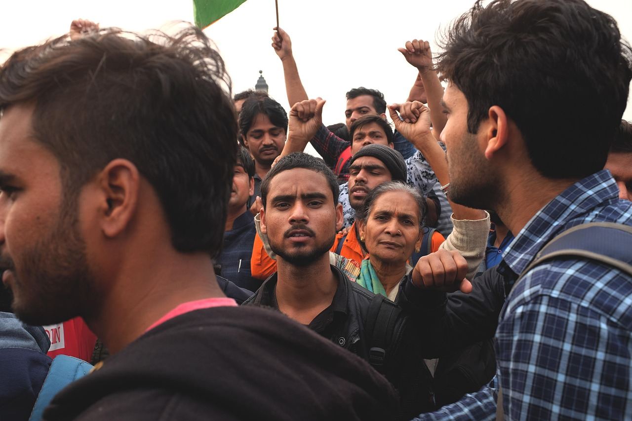 Prezydent Nawrocki zawetował nowelizację ustawy o KRS i zapowiedział projekt z karami więzienia dla sędziów – sytuacja osiąga punkt gorąca.