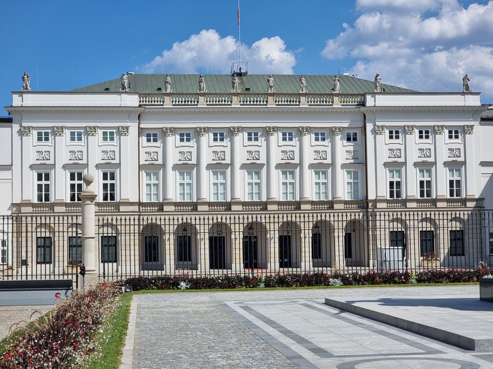 Kryzys w Pałacu Prezydenckim: RBN w Cieniu “Wschodnich Kontaktów” i Przeszłości Prezydenta