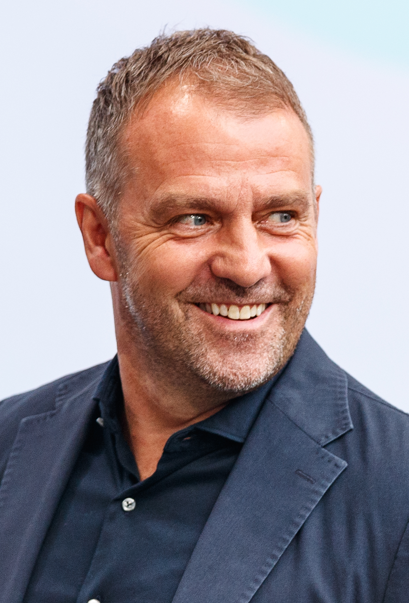 Hansi Flick, trener FC Barcelony, uśmiechnięty portret.