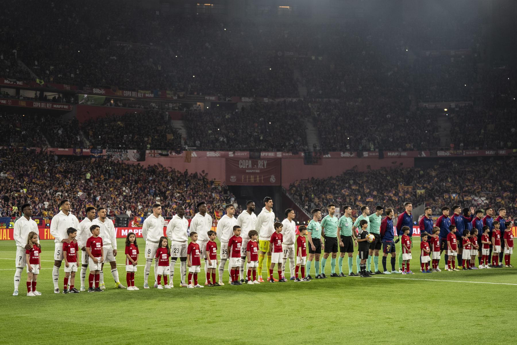 Raul Asencio kontuzjowany w dramatycznym zderzeniu podczas meczu Ligi Mistrzów!