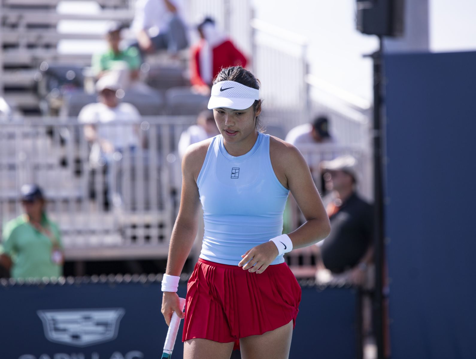 Emma Raducanu Powraca do Korzeni: Sensacyjna Współpraca z Markiem Petcheyem Przed Indian Wells