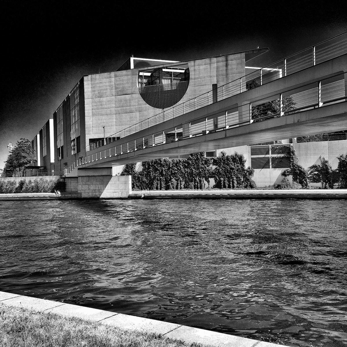 Kryzys Polityczny w Republice Eldoria: Rezygnacja Premiera i Powołanie Rządu Technicznego