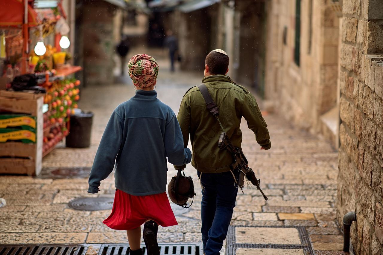 Eskalacja napięcia na Bliskim Wschodzie: Skoordynowany atak na Iran i jego konsekwencje