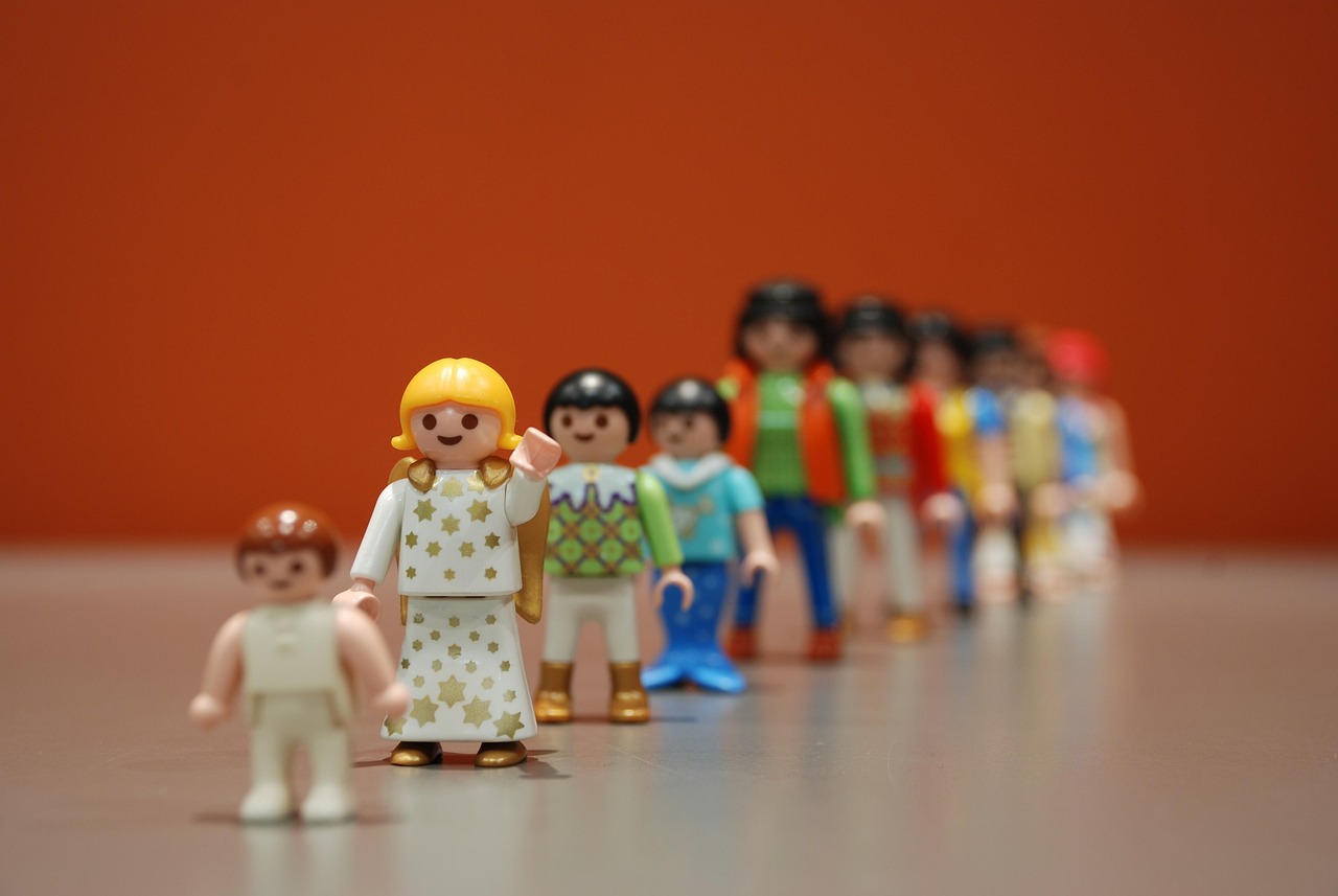 Kolejka figurek Playmobil symbolizująca długie kolejki do butelkomatów w Polsce.